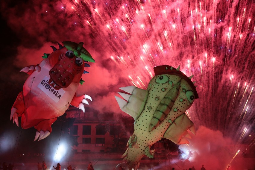 Parada Smoków Kraków 2016. Nocny pokaz w zakolu Wisły pod...