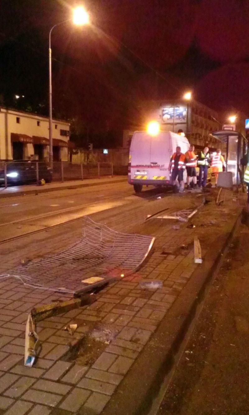 Wypadek w Łodzi. Bus skosił 11 słupków  i 10 barierek