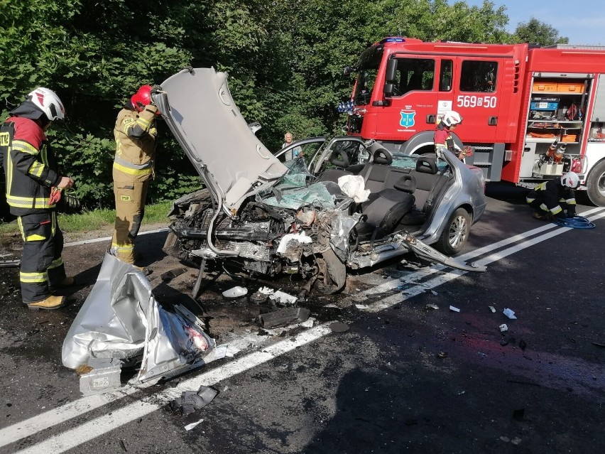 Koszmarny wypadek na Dolnym Śląsku. Bus i osobówka kompletnie roztrzaskane!