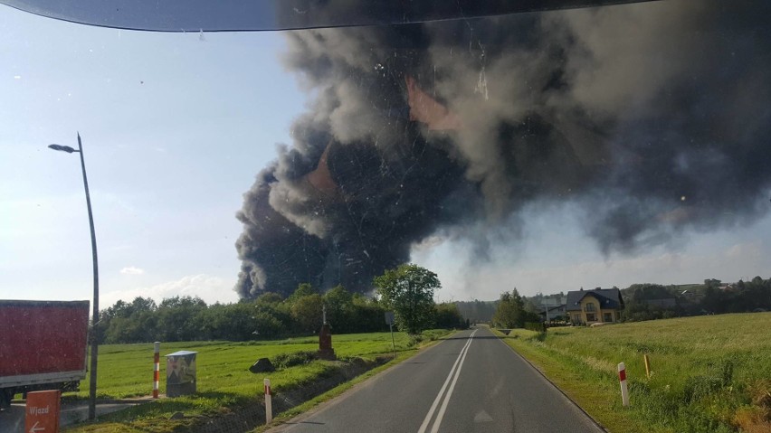 W Markowej koło Łańcuta pali się skład opon. Zdjęcia...