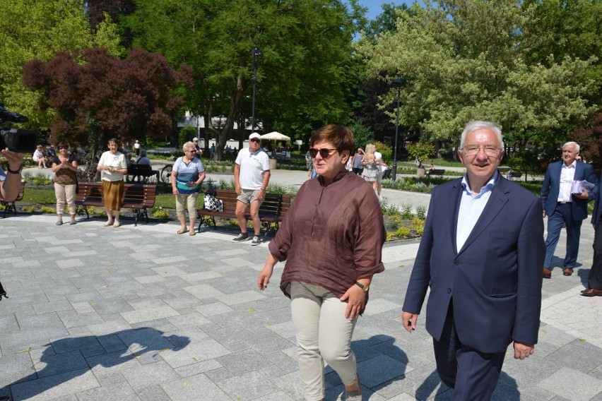 Beata Szydło w Busku-Zdroju. Rozmawiała z kuracjuszami z całej Polski, widziała tężnię ZDJĘCIA