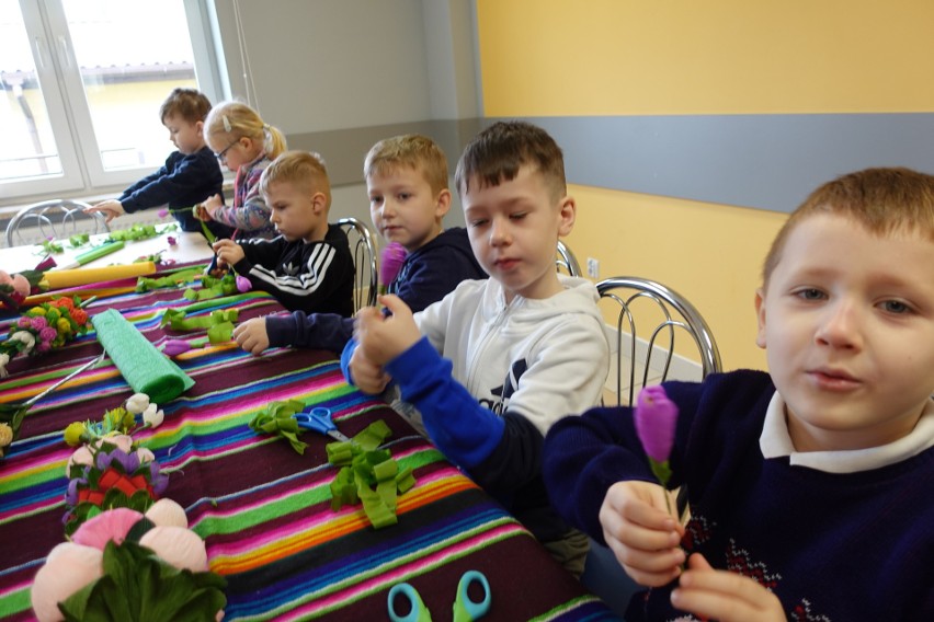  Kurpiowskie szkolne warsztaty tworzenia kwiatów w Zalasiu
