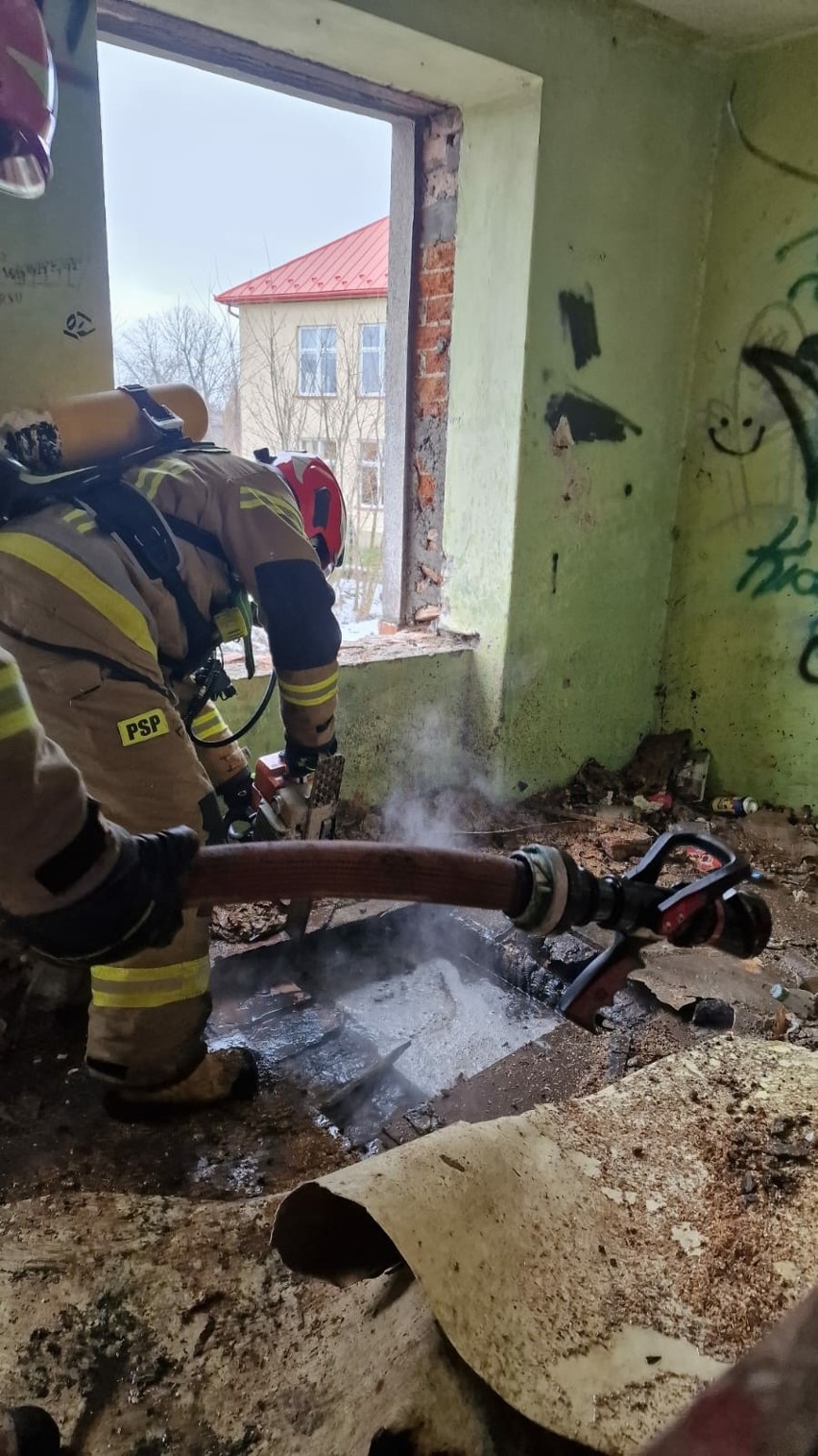 Akcja gaśnicza na terenie młyna Szancera w Tarnowie. Strażacy walczyli z pożarem, który wybuchł w jednym z opuszczonych budynków