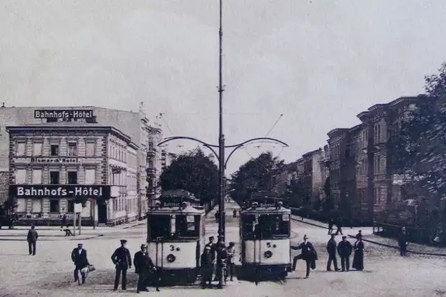 Tramwaje Gottfrieda Lindnera przed słupskim dworcem kolejowym.