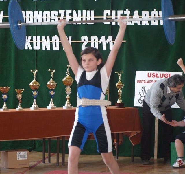 Najmłodszą sztangistką zawodów w Kunowie była 12-letnia Karolina Pytlak.