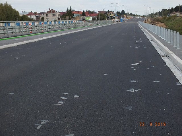Chodzi o modernizację drogi wojewódzkiej nr 682 na odcinku Markowszczyzna - Łapy. Będzie dwupasmówka, ścieżka rowerowa, chodniki a także obwodnice: Markowszczyzny, Turośni Dolnej i Uhowa. Do tego skrzyżowania, zatoki autobusowe. Trwa też budowa mostu w Uhowie nad Narwią, tuż obok został wyremontowany stary most.