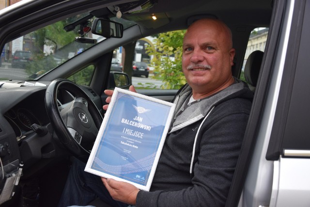 Jan Balcerowski pracuje obecnie w korporacji Taxi Super Ekspres. Jako taksówkarz pracuje już od 20 lat. Obecnie przewozi klientów Oplem Zafira z 2010 roku, który może pomieścić siedem osób.