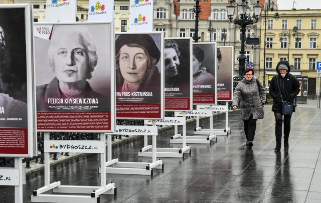 6 marca na Moście Staromiejskim w Bydgoszczy została otwarta wystawa „Zasłuż(one) Niepodległej Bydgoszczy”, zorganizowana w ramach obchodów 100-lecia powrotu Bydgoszczy do Polski.Prezentuje ona portrety 16 kobiet (wraz z ich biogramami), które w XX-leciu międzywojennym przysłużyły się swoją działalnością do wzbogacenia życia społeczno-kulturalnego Bydgoszczy. Zaprezentowane są sylwetki m.in. Poli Negri (wł. Apolonii Chałupiec), Wandy Rolbieskiej, Wincentyny Teskowej. Wystawę można oglądać przez najbliższy miesiąc. Organizatorem wystawy jest Urząd Miasta Bydgoszczy, współorganizatorem Muzeum Okręgowe im. Leona Wyczółkowskiego w Bydgoszczy. Partnerzy to Wojewódzka i Miejska Biblioteka Publiczna, Archiwum Państwowe w Bydgoszczy oraz Narodowe Archiwum Cyfrowe.