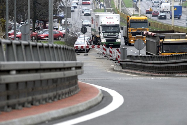 Wczoraj drogowcy pojawili się z ciężkim sprzętem po mostem nad Parnicą. Do końca maja dojazd do portu powinien być czynny.