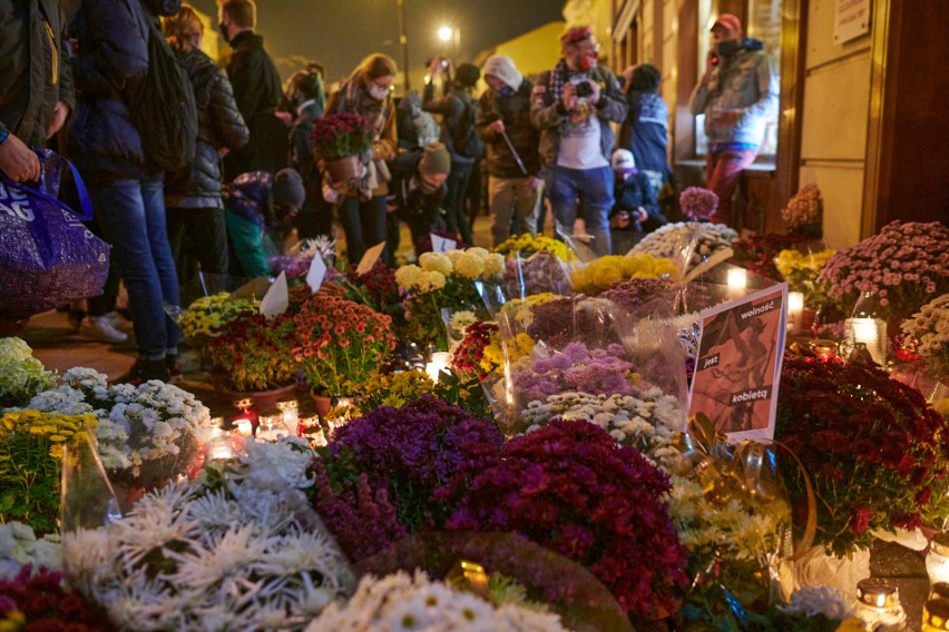 Zanieśli znicze i chryzantemy przed siedzibę Prawa i Sprawiedliwości. „Strajk Kobiet” w dniu Wszystkich Świętych. Zobacz zdjęcia