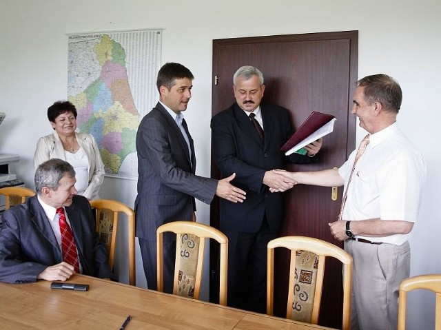 W piątkowym podpisaniu umowy wziął udział wiceprezydent Białegostoku Adam Poliński (trzeci z lewej) i wicemarszałek Walenty Korycki (drugi z prawej)