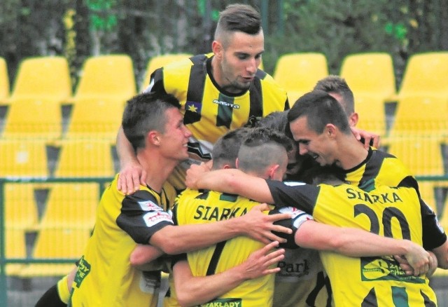 Najmłodsza ekipa w drugiej lidze, która jest w Siarce, jedzie do Radomia wygrać z tamtejszym zespołem Radomiaka.