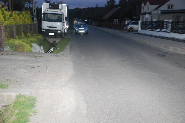 Wypadek miał miejsce w poniedziałek około godz. 18.30 w Żurawiczkach w pow. przeworskim. Do zdarzenia z rowerzystą doszło w chwili, gdy kierująca renault megane, 35-letnia mieszkanka powiatu przeworskiego, skręcała w prawo. Jak wynika ze wstępnych ustaleń policjantów, kierujący jednośladem, 25-letni mieszkaniec powiatu przeworskiego, poruszał się prawidłową stroną drogi.Uczestnicy tego zdarzenia byli trzeźwi. Ranny rowerzysta trafił do szpitala. Prowadzone jest postępowanie, które wyjaśni okoliczności tego zdarzenia.