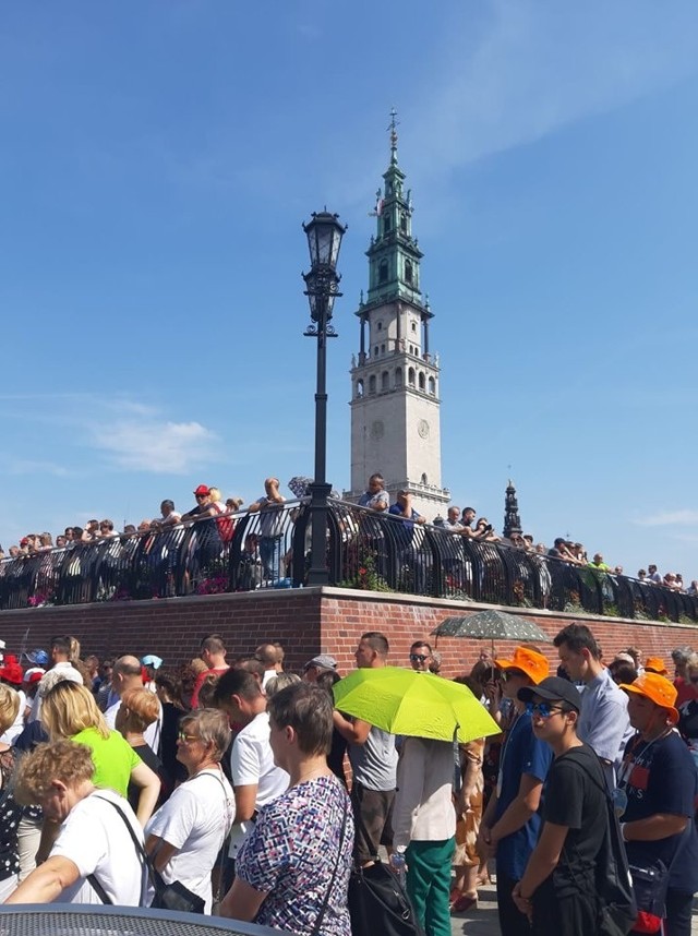 Pielgrzymi z Sieradza i Zduńskiej Woli podczas Drogi Krzyżowej na Wałach Jasnogórskich