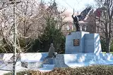 Pomnik Ofiar Zbrodni Katyńskiej już bez rusztowania. Kto zdewastował go w październiku?