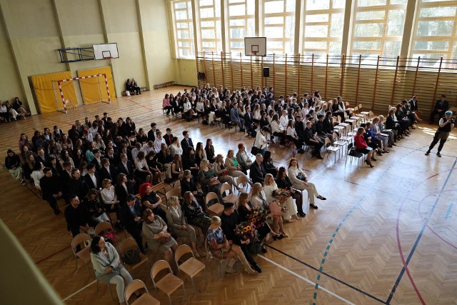 Maturzyści z IV LO w Olkuszu zakończyli swój ostatni rok szkolny