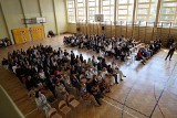 Maturzyści z IV Liceum Ogólnokształcącego w Olkuszu zakończyli swój ostatni rok szkolny. Matura już za tydzień. Zobacz zdjęcia 