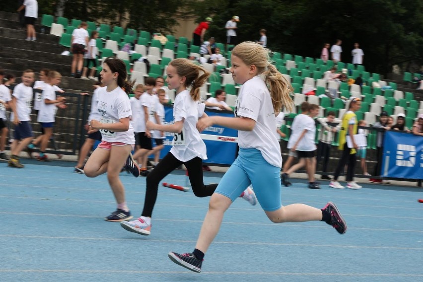 Olympic Day na stadionie Wawelu: ceremoniał olimpijski i zawody lekkoatletyczne dla dzieci i młodzieży. Zobaczcie zdjęcia