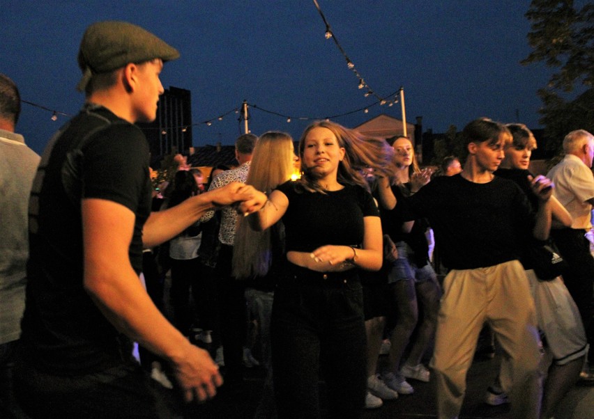 Tarnobrzeg zaprasza na miejską potańcówkę w sobotę 15 lipca. Plac Bartosza Głowackiego znów opanuje taniec. Nowe zdjęcia z ostatniej zabawy
