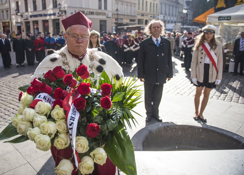 Rektor UMK złożył kwiaty pod pomnikiem Mikołaja Kopernika w...