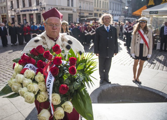 Rektor UMK złożył kwiaty pod pomnikiem Mikołaja Kopernika w Toruniu.