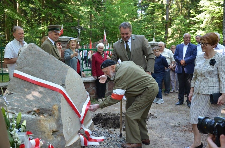 Dąb Pamięci - potomek "Bartka" i obelisk przy cmentarzu partyzanckim w Nadleśnictwie Skarżysko