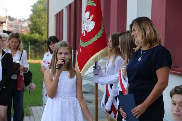 Magda Bomba i Agnieszka Cheda podziękowały dyrektor Alfredzie Kiełek i przywitały dyrektor Renatę Topolską w SP 6.