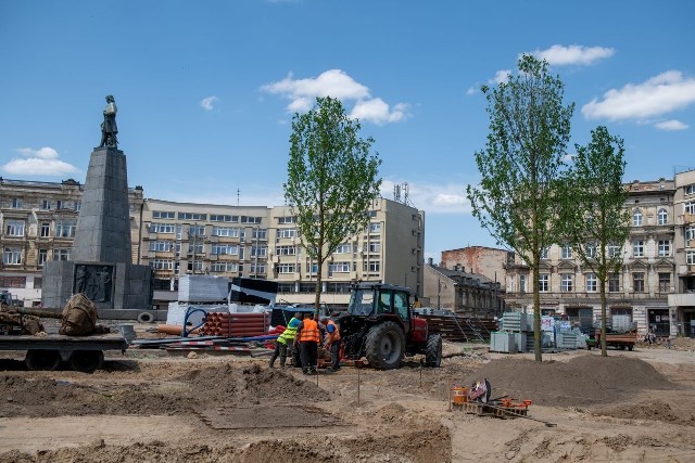 Plac Wolności w Łodzi już z drzewami. Więcej na kolejnych zdjęciach