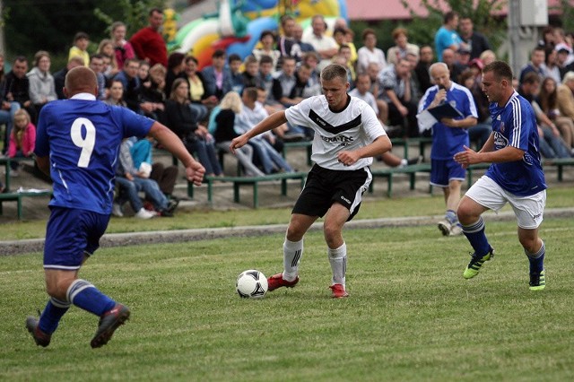 Piłkarze Sokoła Domaradz (biało-czarne stroje) walczyli jak mogli, ale nie dali rady solidnie wzmocnionym Nowinom.