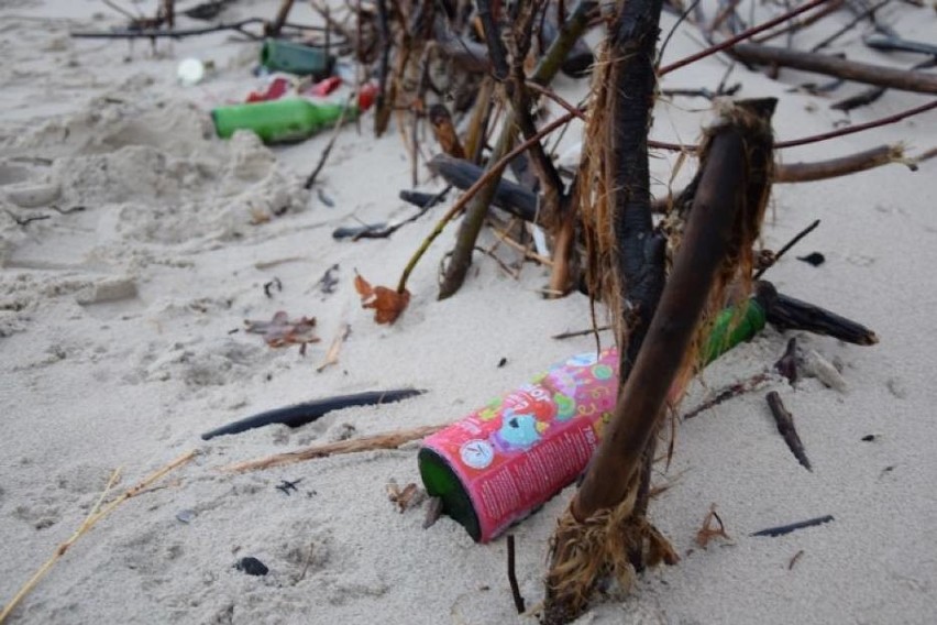 Śmieci na plaży w Stegnie po sylwestrowej nocy. Mieszkańcy się skarżą [zdjęcia]