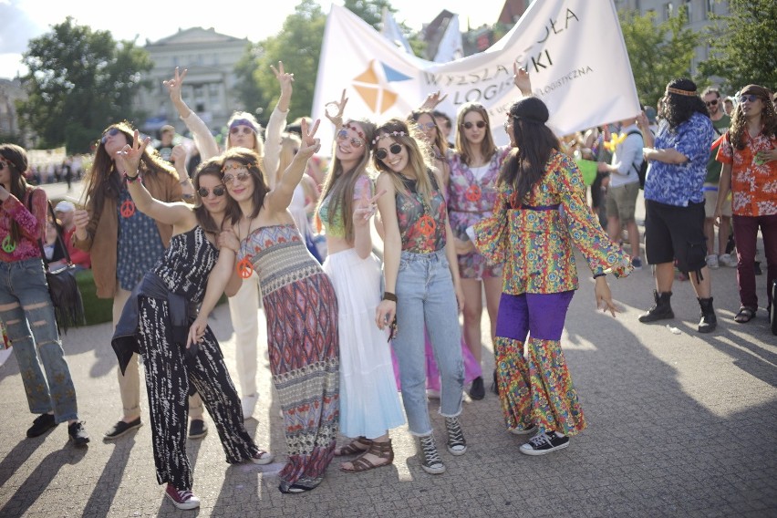 Studenci przejęli władzę w mieście. Zabawa trwa