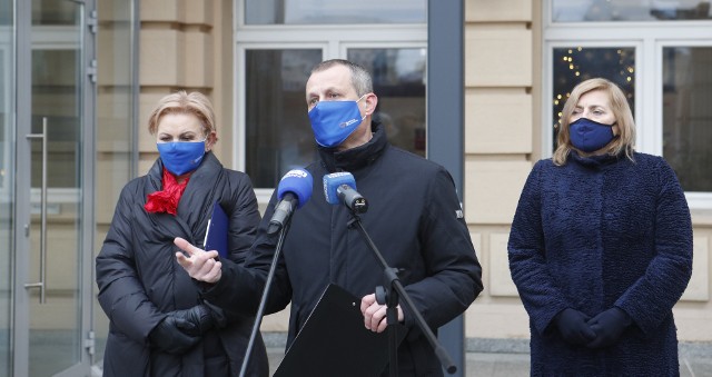 Konferencja prasowa Platformy Obywatelskiej na temat podkarpackiej służby zdrowia. Politycy proponują zwołanie okrągłego stołu.Więcej w artykule: Platforma Obywatelska chce zwołania okrągłego stołu w sprawie podkarpackiej służby zdrowia