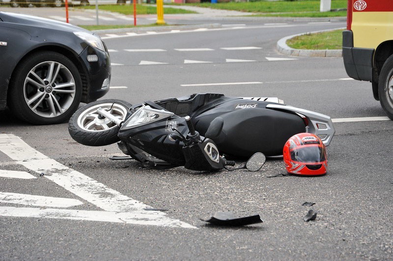 Wrocławska: Motorowerzysta uderzył w nissana