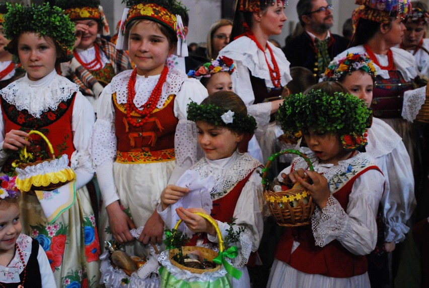 W Bytomiu-Rozbarku święcili pokarmy wielkanocne w strojach...