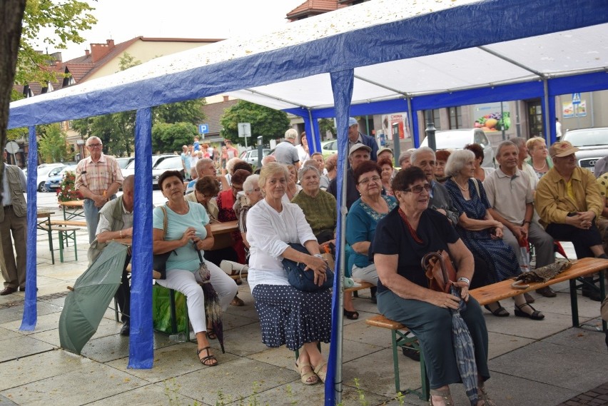 Seniorzy na koncercie Waweli. Krzeszowickie integracje z tańcami przed sceną [ZDJĘCIA]