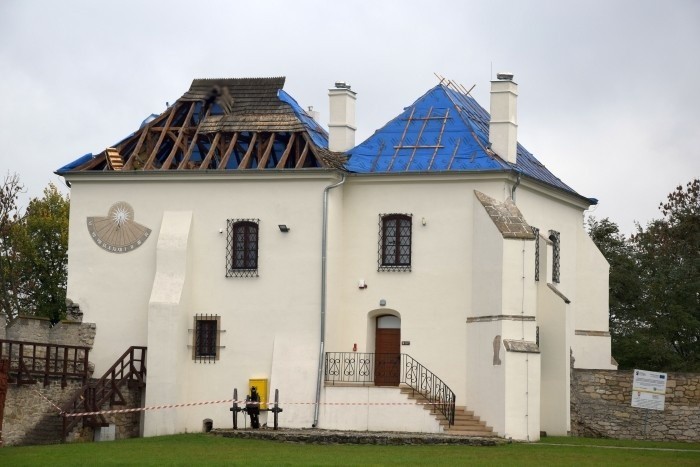 Rozpoczęła się modernizacja dachu Skarbczyka.