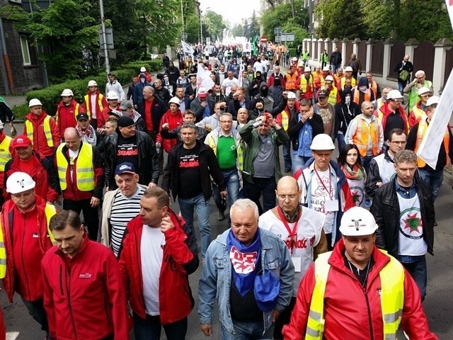 Protest górników w Katowicach: Z rządem trzeba siłą [ZDJĘCIA I WIDEO]