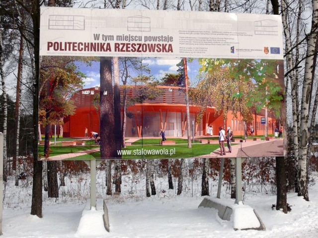 Kiedy tylko śniegi zejdą ruszy budowa filii Politechniki Rzeszowskiej. Na razie można oglądać planszę z projektem obiektu.