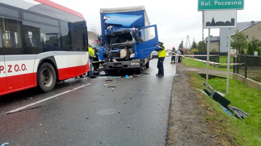 Wypadek autobusu i ciężarówki w Kolonii Poczesna