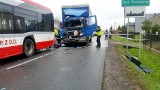 Wypadek autobusu i ciężarówki: Są ranni pasażerowie po zderzeniu w Poczesnej ZDJĘCIA