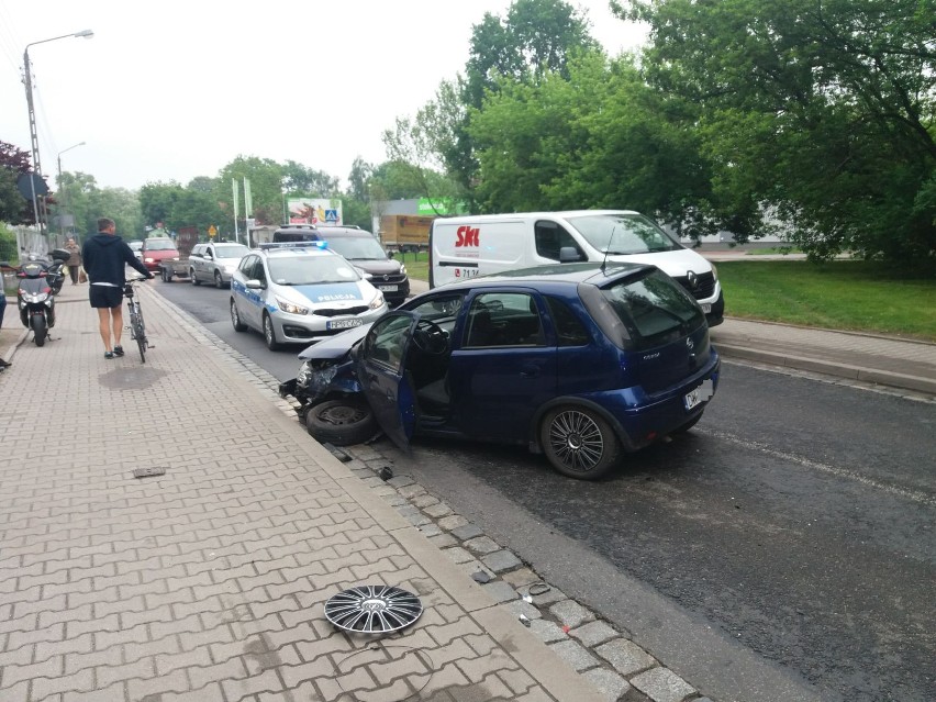 Wypadek na Żernickiej. Kobieta z dzieckiem poszkodowani