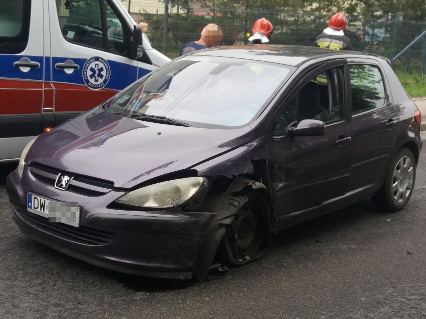 Wypadek na Żernickiej. Kobieta z dzieckiem poszkodowani