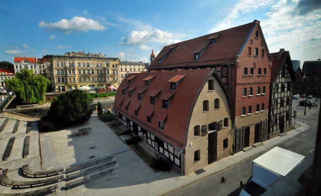 Miejscem nowej jubileuszowej wystawy, czynnej od 3 sierpnia do 14 października, jest Spichrze nad Brdą przy ul. Grodzkiej 7-11