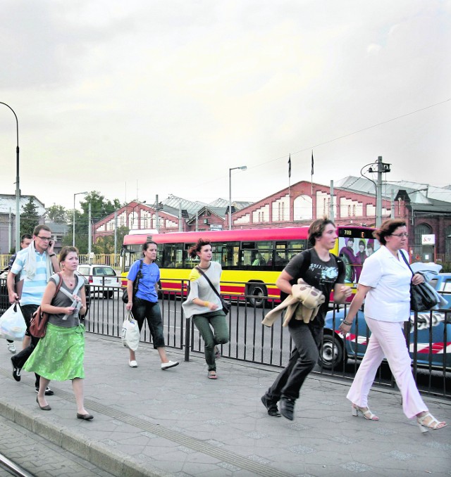 Co dziesiąty tramwaj i miejski autobus odjeżdżają wcześniej niż zapisano w rozkładzie jazdy. Wielu pasażerów biegnie, by zdążyć