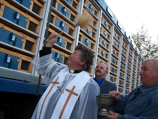 Ks. Józef Żyłka poświęca kabinę. Za ministranta posłużył mu Franciszek Klimas ze Schodni. Z tyłu prezes Jan Halupczok.