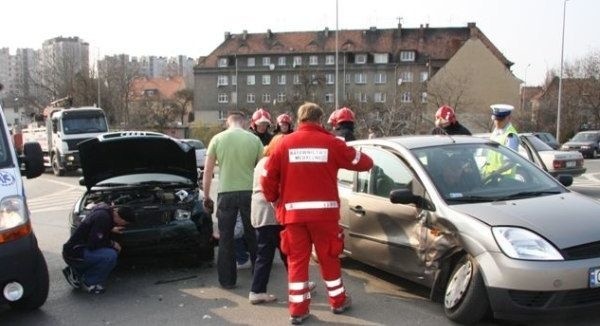 Wypadek na ulicy Spychalskiego w Opolu. Dwie osoby ranne.