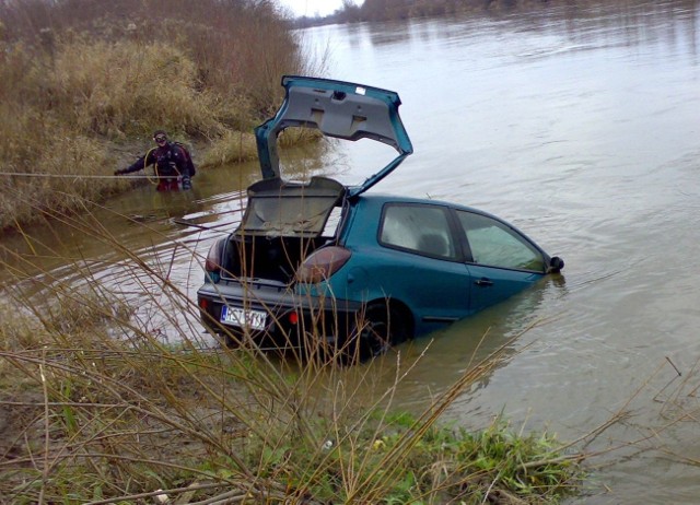 Wyciąganie auta z rzeki.