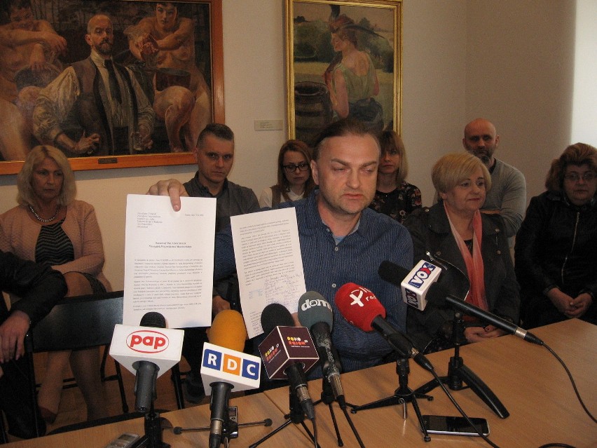 Marek Słupek pokazuje pismo pracowników Muzeum imienia...