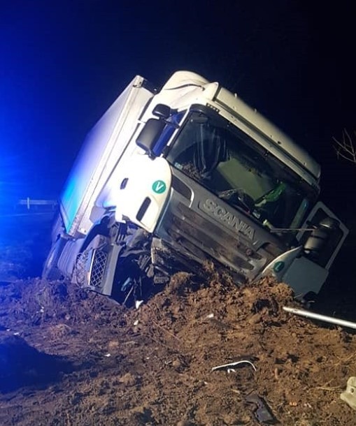 W Nadolnej Kolonii samochód ciężarowy z niewiadomych przyczyn zjechał do rowu