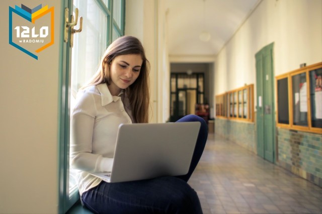 XII liceum na ulicy Osiedlowej w Radomiu szczyci się dobrymi kontaktami ze środowiskiem akademickim, ze studentami.